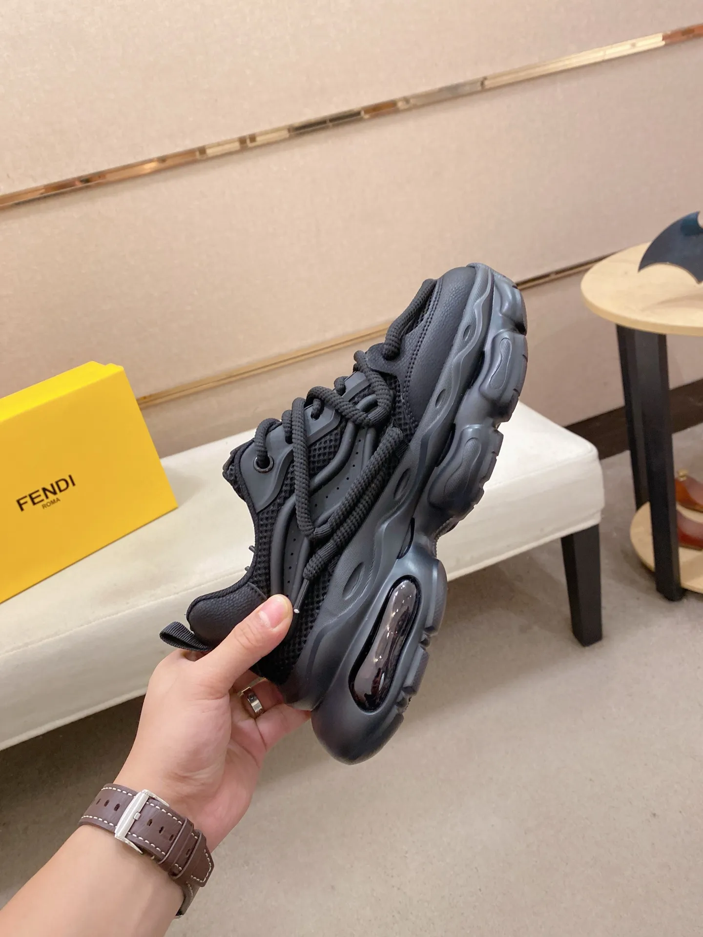 Men's shoes 💰 480💰 (fendi) New style 👊🏻 upper 🇮🇹 imported cowhide fabric 🇩🇪 lining imported sheepskin lining. The original outsole is molded to highlight the identity of every man, and the upper foot is elegant and stable🚶🏻🚶🏻The high-end custom counters reproduce the original version📯No matter the wind or rain, the shoe last remains unchanged and can withstand the verification of time🔍️,🔵 Size: 38-44